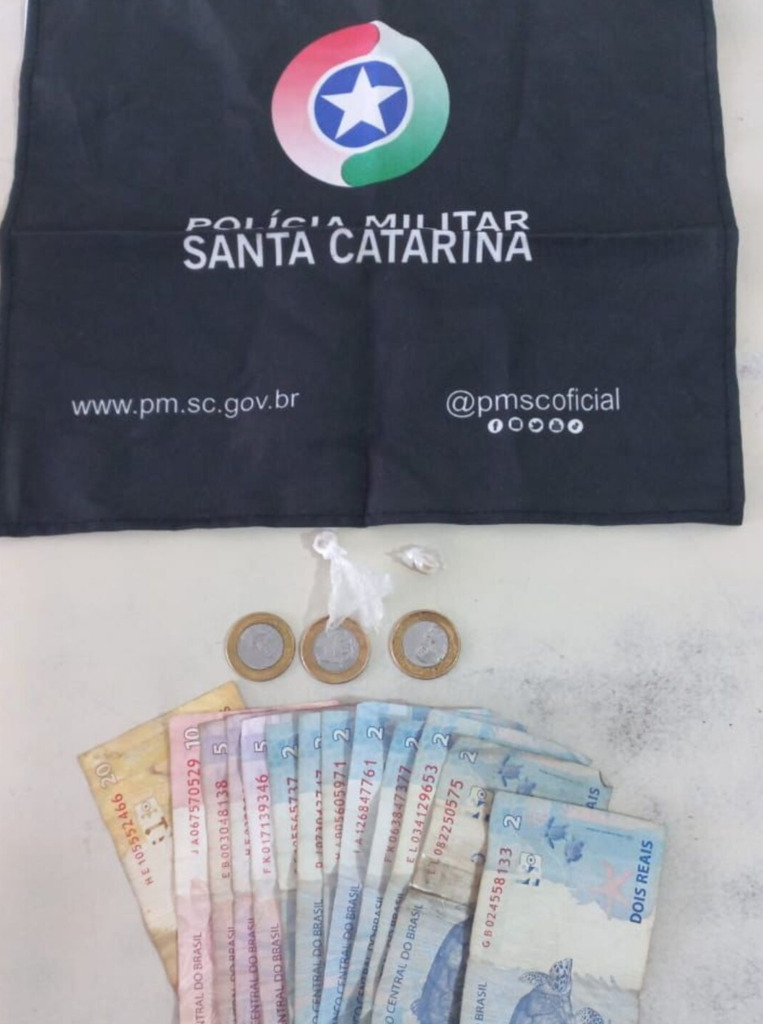 HOMEM É PRESO COM 58 PEDRAS DE CRACK 
EM SANTA ROSA DO SUL