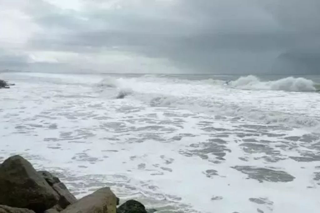 Embarcação vira na Barra de Laguna e três tripulantes são resgatados