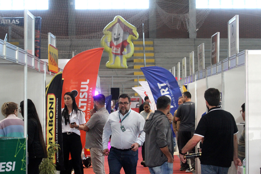 Feira de Negócios recebe os primeiros visitantes