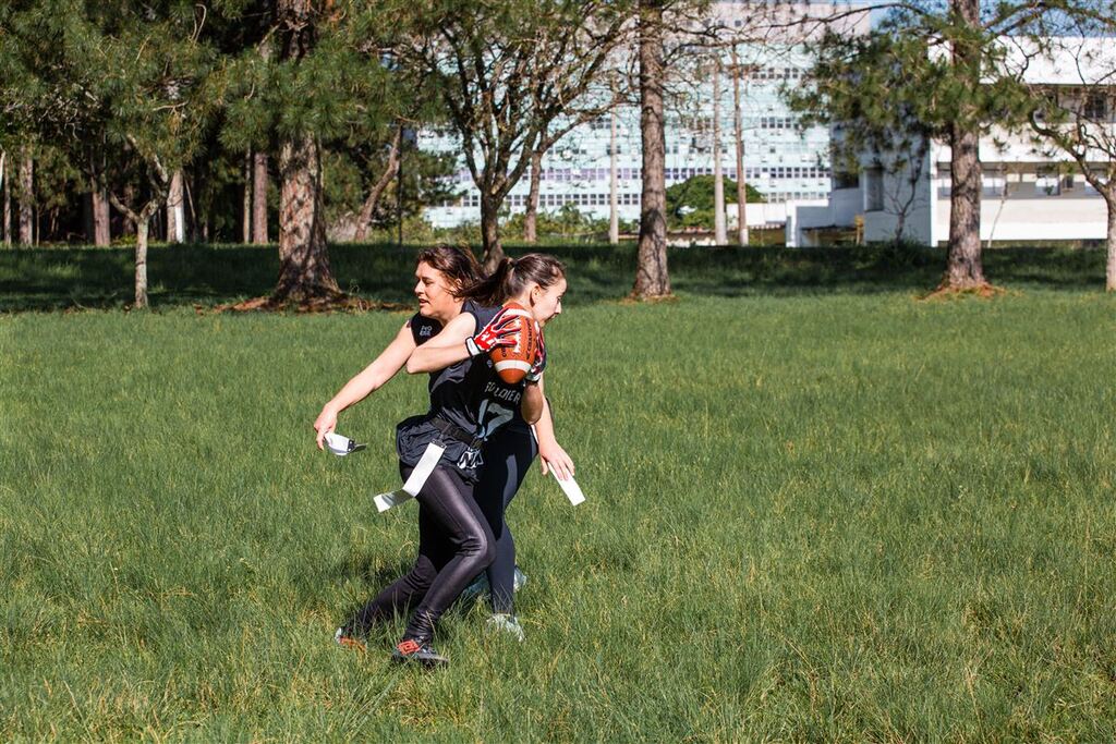 Foto: Nathália Schneider - No flag football, para impedir que o adversário avance, basta retirar uma fita que o atleta usa presa na cintura