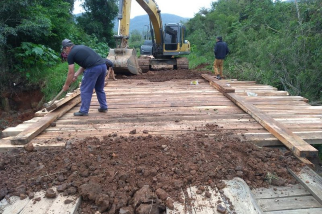 Após trabalho de recuperação, circulação de veículos leves está liberada em ponte no Bairro Pé de Plátano