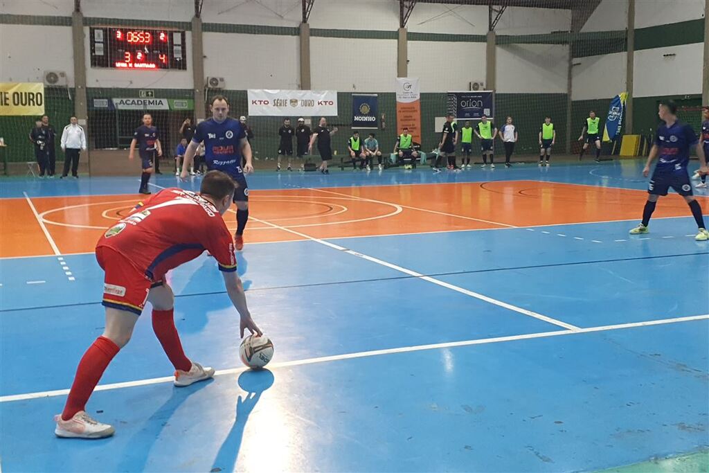 Foto: Gilson Alves (Canal JoGA no Facebook) - No jogo de ida, disputado no Centro Desportivo Municipal (CDM), em Santa Maria, santiaguenses (de vermelho) venceram por 4 a 3