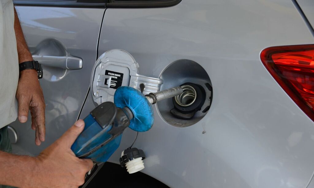 Preço da gasolina diminui e do diesel aumenta para distribuidoras