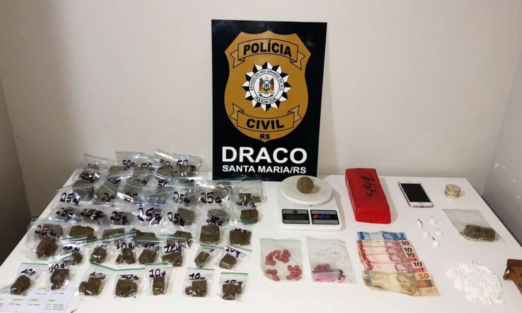 título imagem Polícia investiga DJ após denúncia anônima de festa em apartamento e jovem é preso por tráfico de drogas