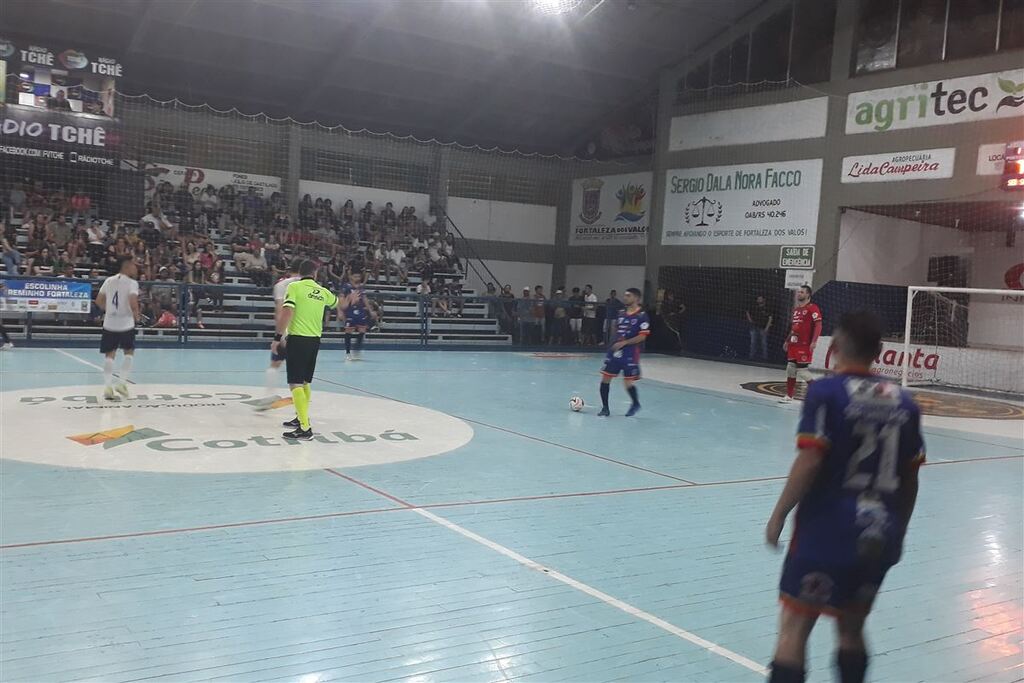 Foto: Gilson Alves (Canal JoGA no Facebook) - SER Santiago, de azul, superou a UFSM Futsal, de branco, e avançou às semifinais do Estadual da Federação Gaúcha de Futsal (FGFS)