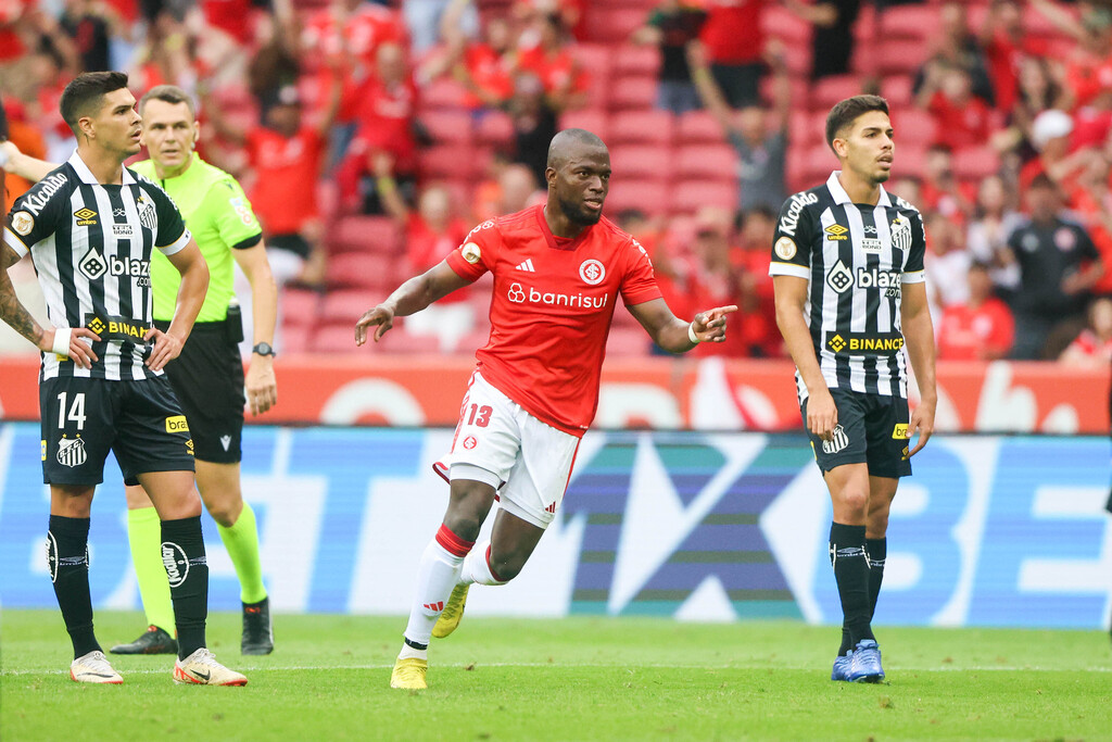 Foto: Ricardo Duarte - AI ECP - Equatoriano marcou o terceiro e o sexto do time gaúcho