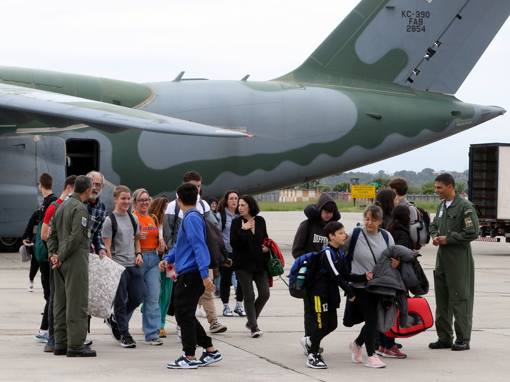 Oitavo voo com repatriados brasileiros deixa Tel Aviv