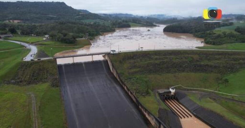 Com trégua das chuvas, comporta da barragem em Ituporanga é aberta