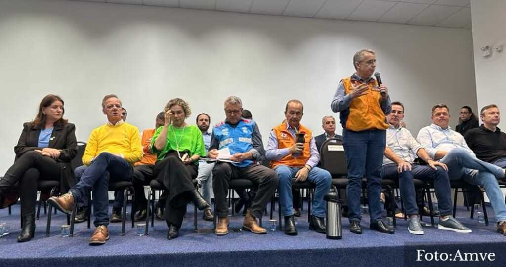 Prefeitos do Vale do Itajaí reforçam pedido de ajuda ao governo federal para atender cidades atingidas por enchente