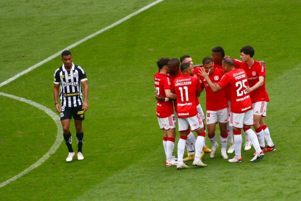  - Jogadores do Inter comemoram goleada sobre o Santos — Foto: Tomás Hammes