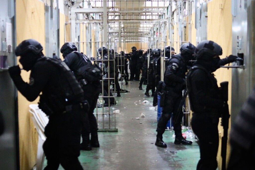Foto: Jonathan Silva/Ascom Polícia Penal - Foram revistadas 24 galerias, 344 celas e 2.604 presos, sendo apreendidos celulares, carregadores, chips e entorpecentes