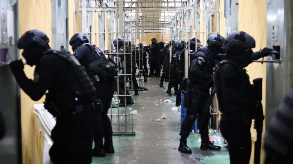 Jonathan Silva/Ascom Polícia Penal - Foram revistadas 24 galerias, 344 celas e 2.604 presos, sendo apreendidos celulares, carregadores, chips e entorpecentes.