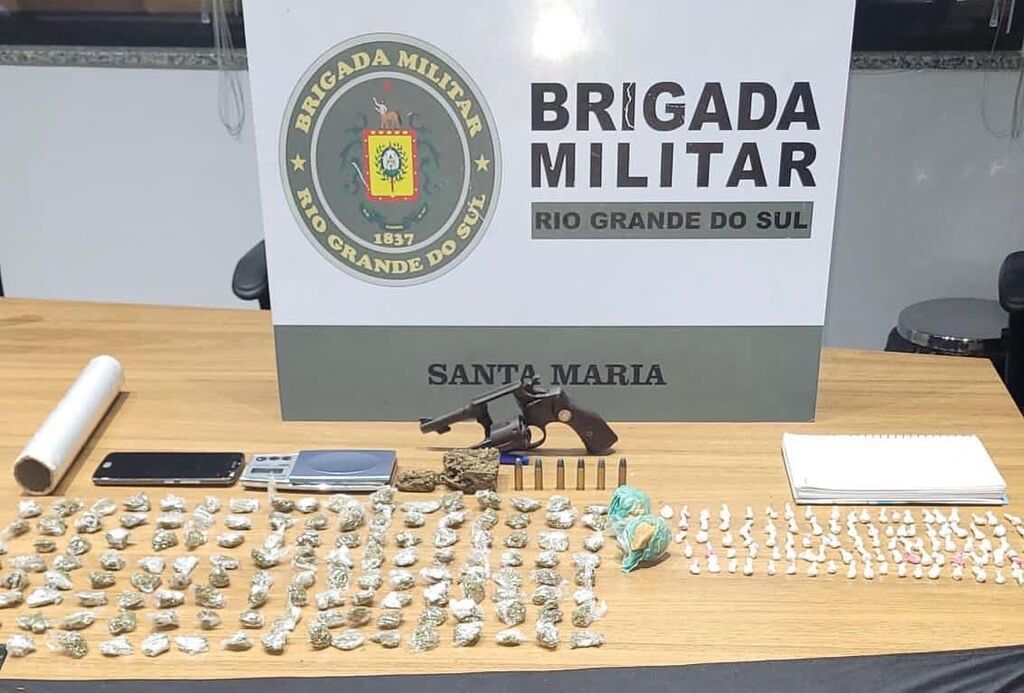 título imagem Homem é preso com arma, drogas e munições no Bairro Salgado Filho em Santa Maria