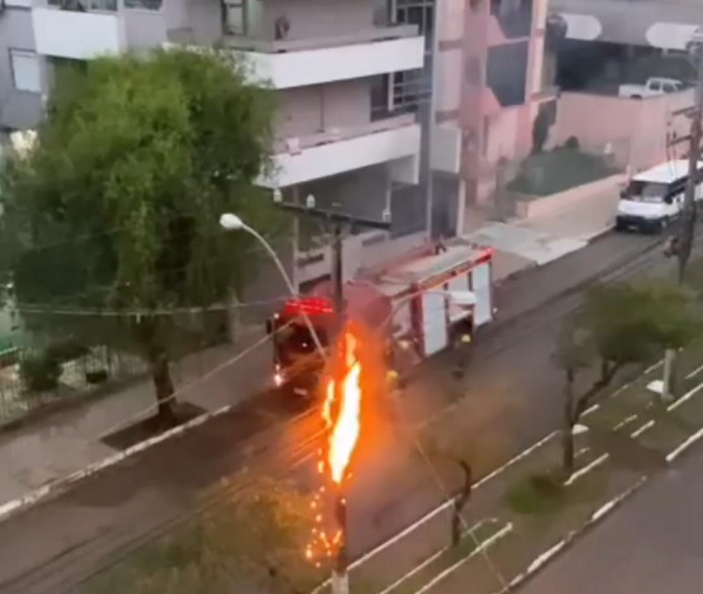 título imagem VÍDEO: poste pega fogo na manhã desta terça-feira no Bairro Patronato