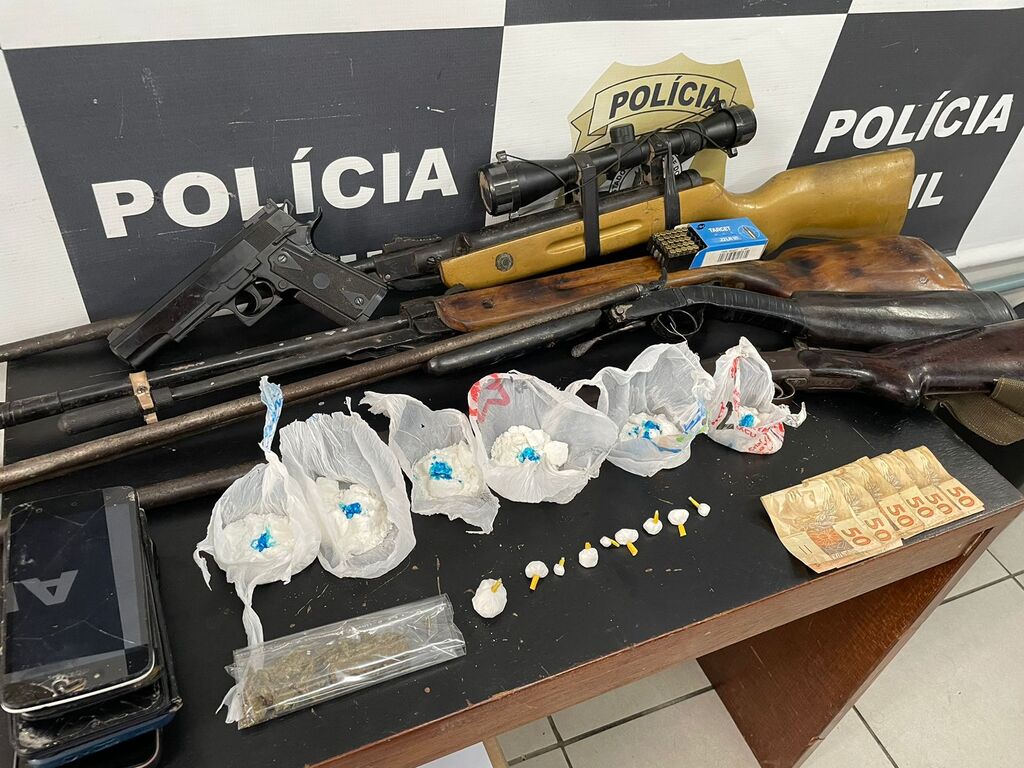 Divulgação PC - Armas, munição, drogas e dinheiro foram apreendidos na ação policial
