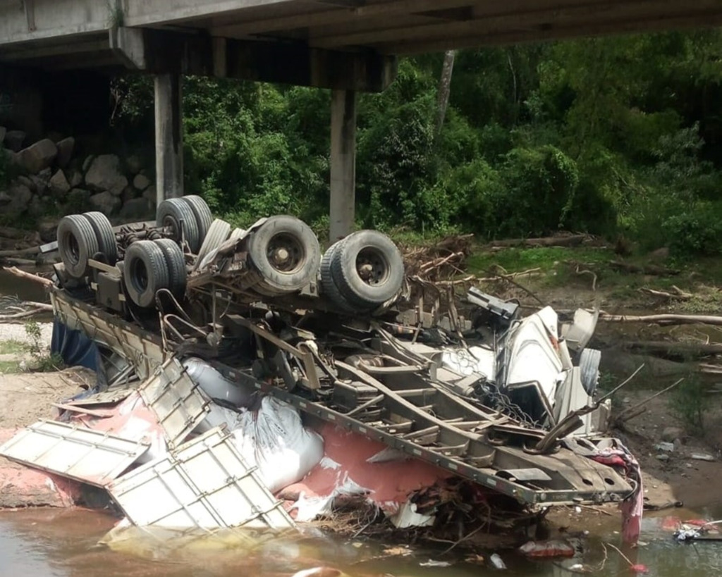 título imagem Caminhão cai de ponte e capota em arroio na BR-153, em Caçapava do Sul