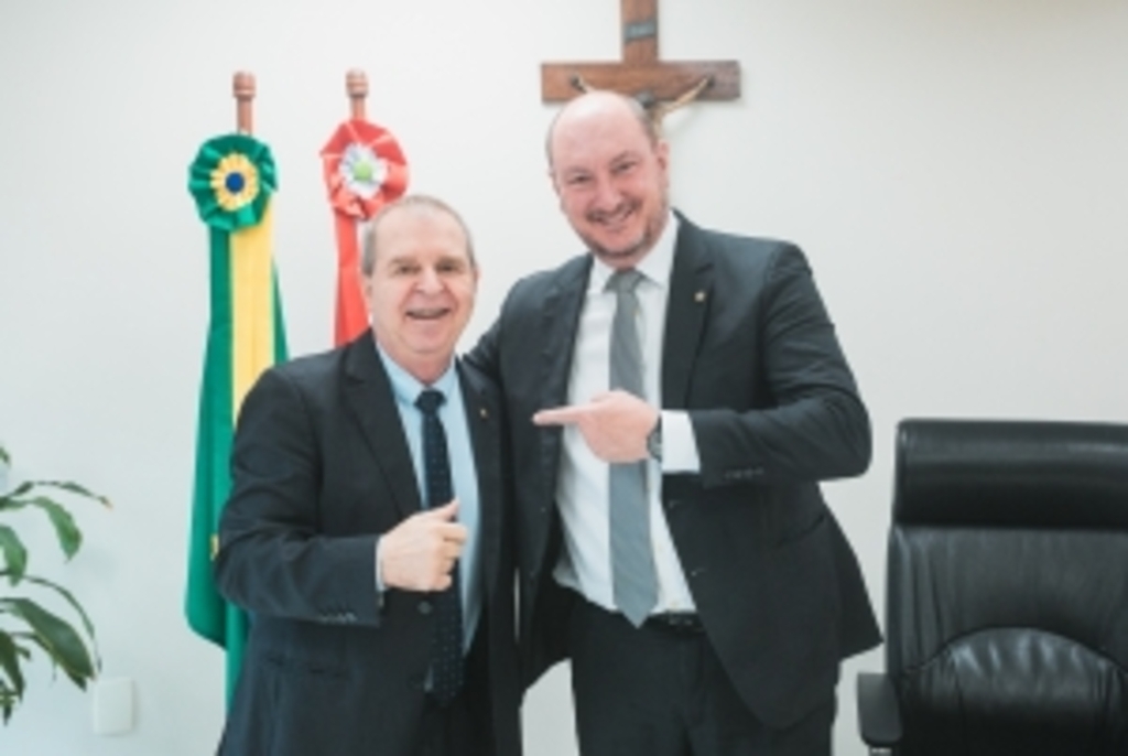  - Deputados Mauricio Eskudlark (PL) e Mauro de Nadal (MDB), durante a transmissão do cargo, na tarde desta terça (24)