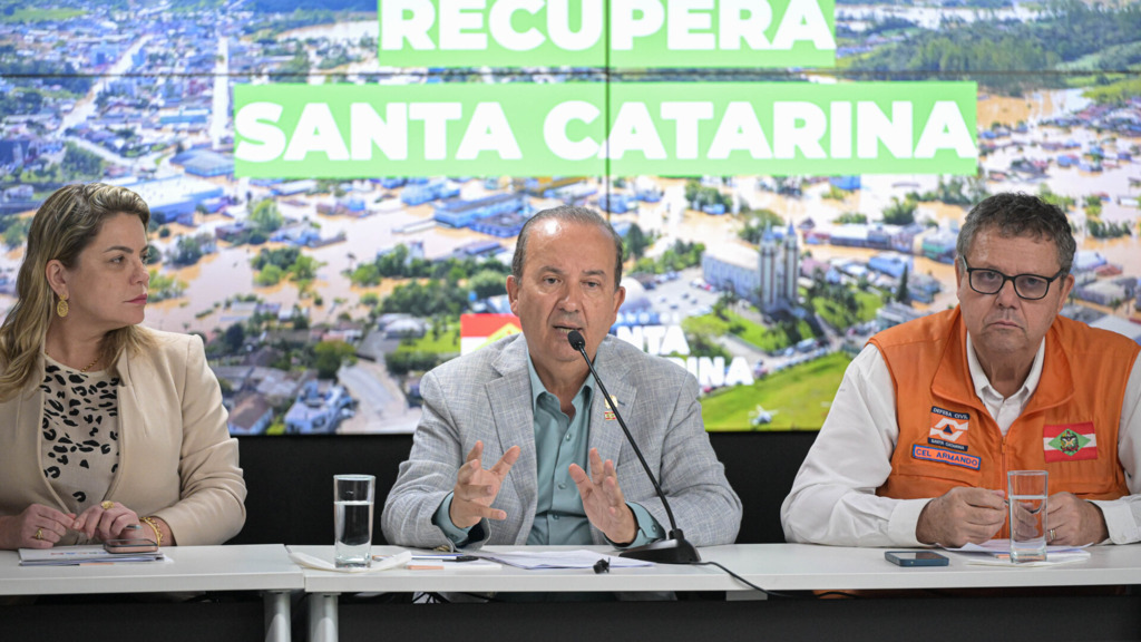 SECOM GOVERNO SC - Presidente da Fecam, Milena Lopes; Governador Jorginho Mello e o coronel Armando, da Defesa Civil, na apresentação do pacote de medidas