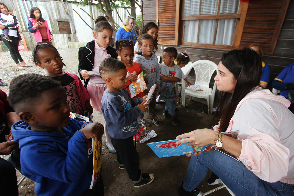 Foto: Carlos Queiroz - DP - Além dos livros, atividade alusiva ao Dia das Crianças ofereceu lanche, brinquedos, roupas para os pequenos