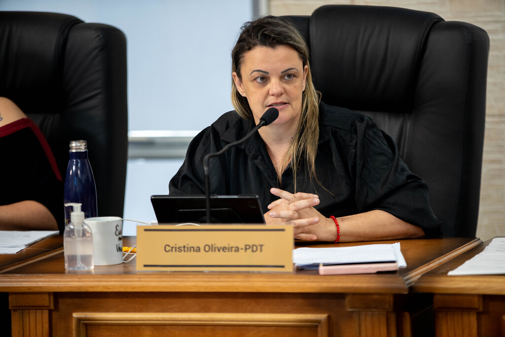 Vereadores arquivam denúncia contra Cristina Oliveira