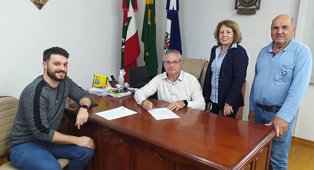 Obras de asfalto rural em Lacerdópolis– estrada de acesso à Linha Santa Bárbara