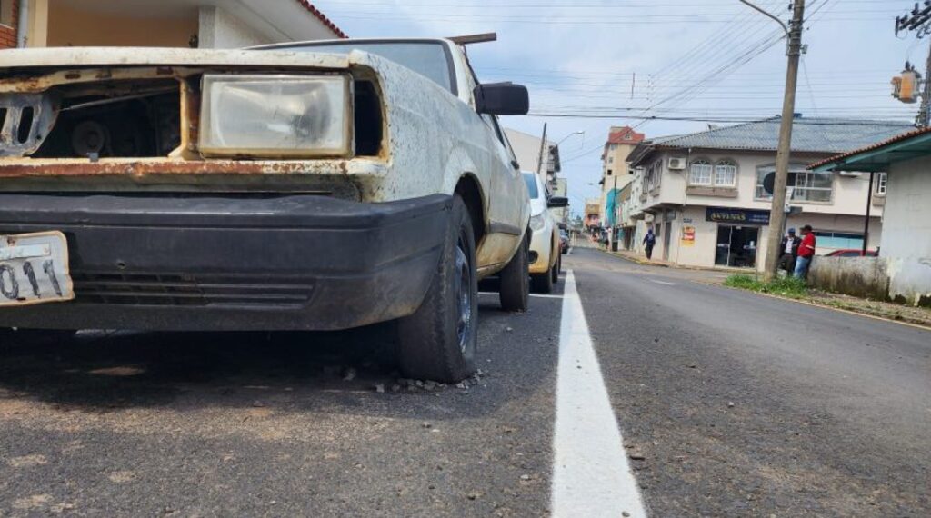 Prefeitura recolhe carros abandonados