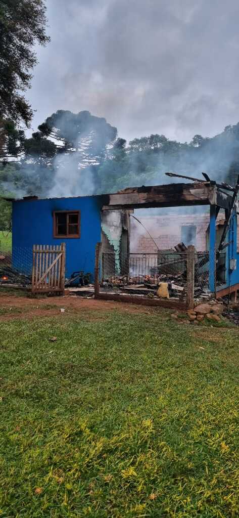 Incêndio em residência na comunidade de Santa Rita em Anita Garibaldi