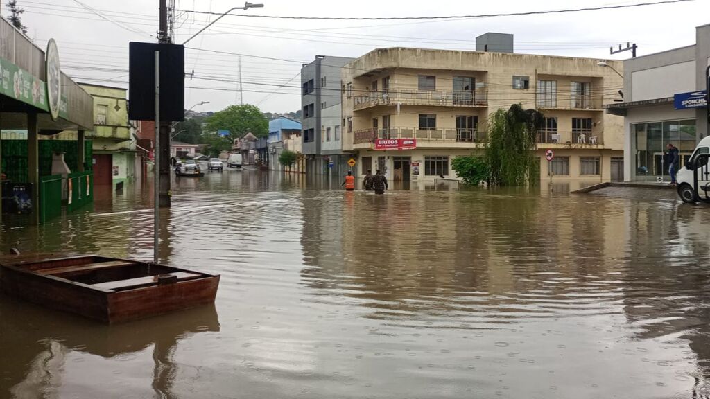 Vigilância sanitária alerta para cuidado com alimentos e limpeza de ambientes e caixas d’água