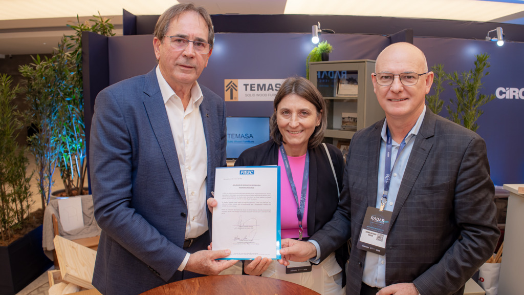 José Somense - Mário Cezar Aguiar, Presidente da FIESC, com os diretores Temasa Lire e Leonir Tesser no ato de assinatura do termo de doação