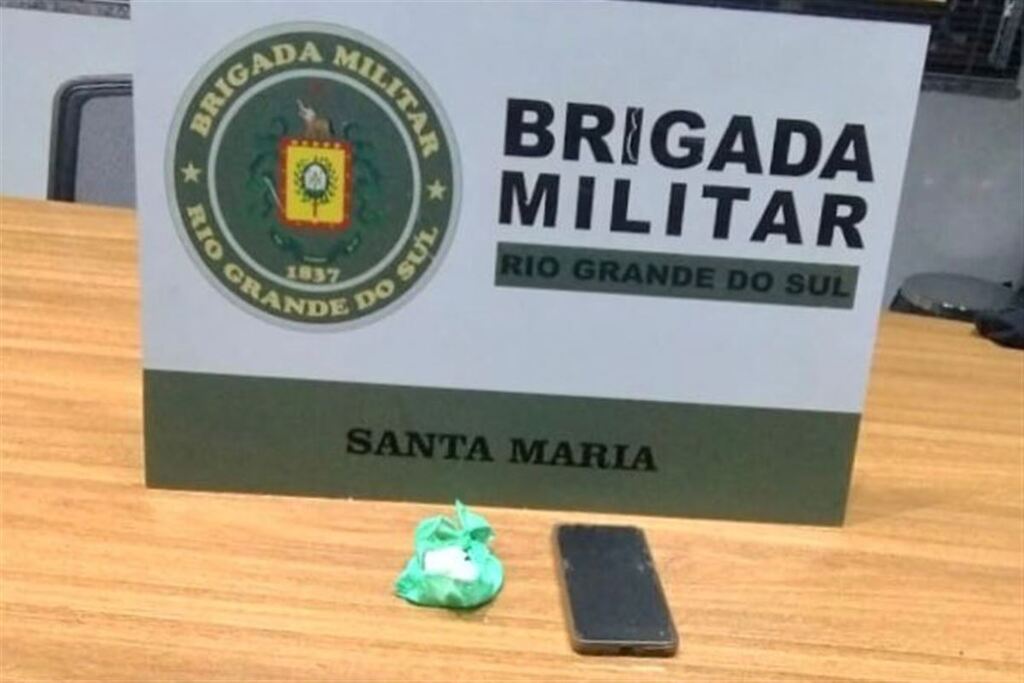 Foto: Brigada Militar - Uma porção de cocaína e o aparelho celular do passageiro foram apreendidos
