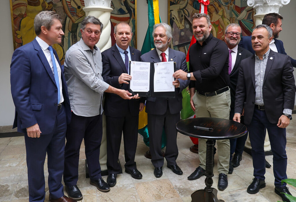 Ricardo Trida / SECOM - Assinatura do termo pela revitalização da Praça Tancredo Neves, no centro de Florianópolis