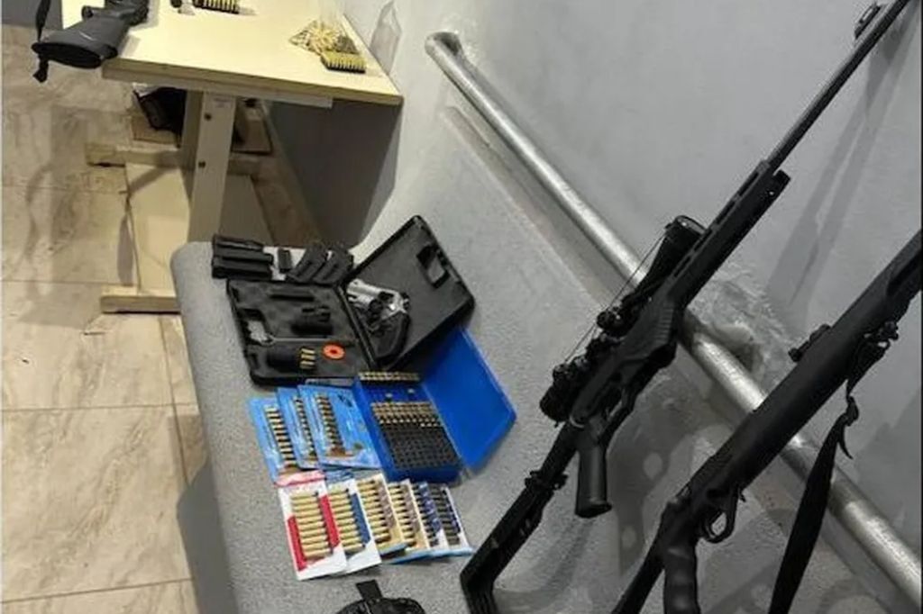  - Armas apreendidas pela Polícia Civil em operação em Itapoá — Foto: Polícia Civil/ Divulgação