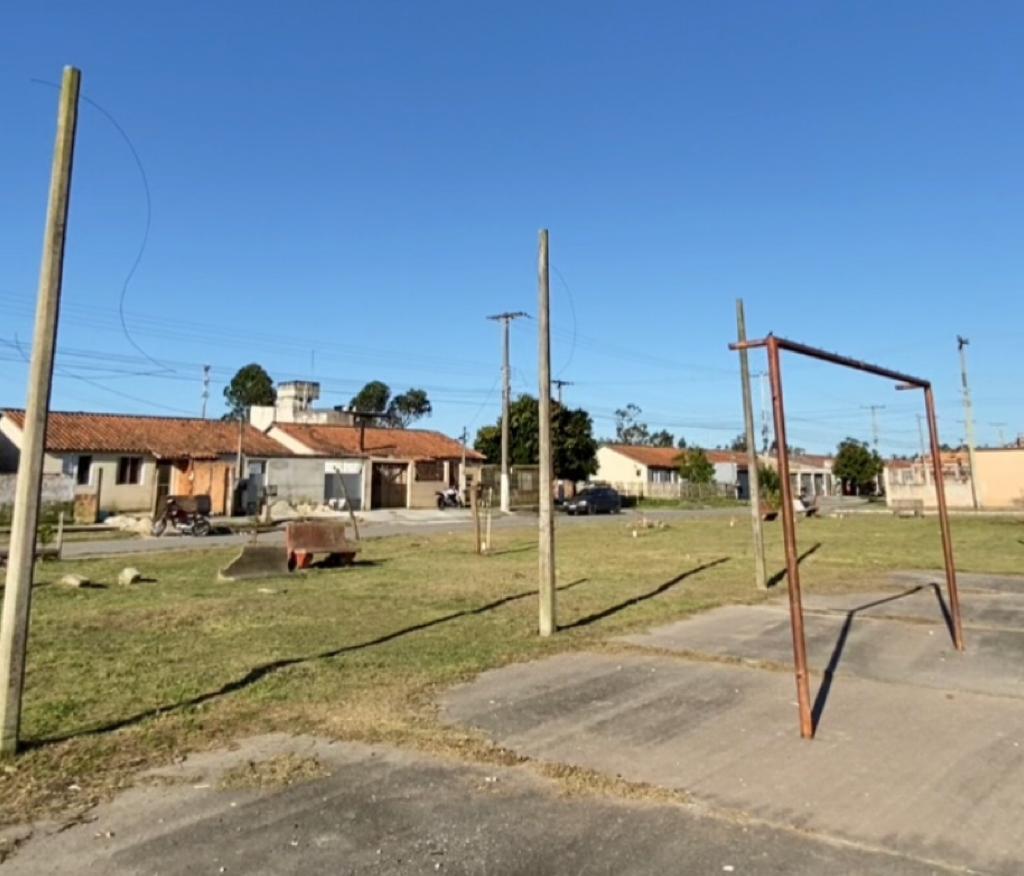 Foto: Divulgação - DP - Projeto para revitalização da praça de esportes e recreação (foto) do Loteamento Eldorado, nas Três Vendas, tem recursos garantidos através de emenda parlamentar do deputado estadual Gaúcho da Geral (PSD), ao atender solicitação do vereador Antônio Peixoto (PSD). São R$100 mil para colocação de novas goleiras, cercamento, iluminação, e urbanização de espaços de convivência, como jardins e bancos. O projeto para sua execução está em fase de elaboração na Secretaria de Planejamento e Gestão. Comunidade no aguardo