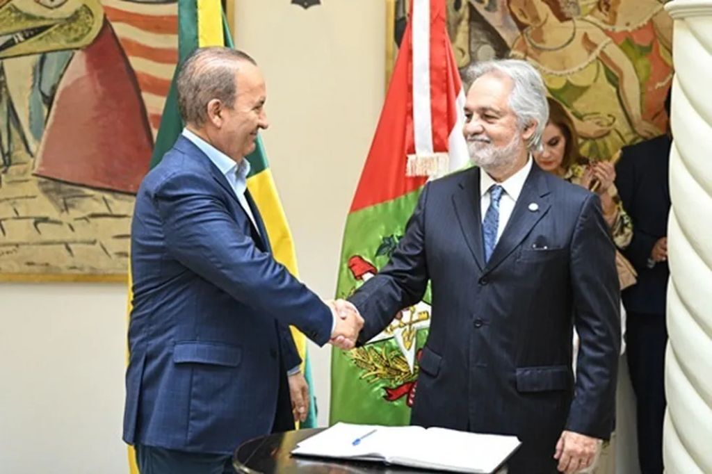  - Jorginho Mello e João Henrique Blasi durante transmissão de cargo em Florianópolis — Foto: Eduardo Valente/Divulgação