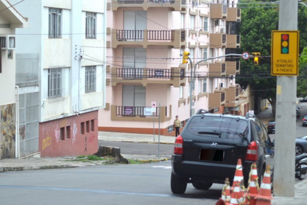 Novos semáforos são instalados no cruzamento das ruas Vale Machado e Floriano Peixoto, em Santa Maria