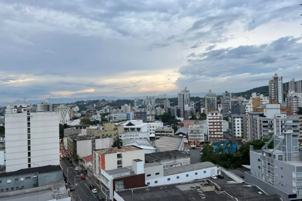 Chuva a partir de sexta-feira traz risco de alagamentos e inundações ao Sul de SC