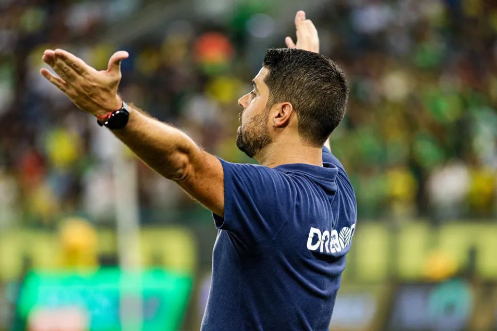 António Oliveira culpa arbitragem por derrota do Cuiabá contra o Corinthians: 