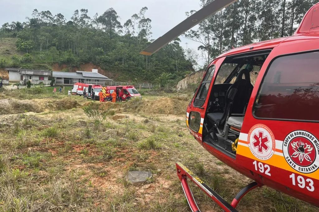  - Helicóptero e ambulâncias atuaram no resgate em Ilhota — Foto: Corpo de Bombeiros Militar/Divulgação