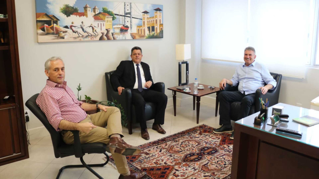 FOTO: ASCOM - Deputado Ivan Naatz esteve reunido com o Diretor Geral do BRDE, João Paulo Kleinbing e Diretor de Acompanhamento e Recuperação de Créditos, Mauro Maria