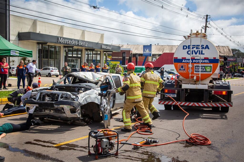 título imagem Em ação simulada, caminhão com produto tóxico e carro se envolvem em acidente na BR-158