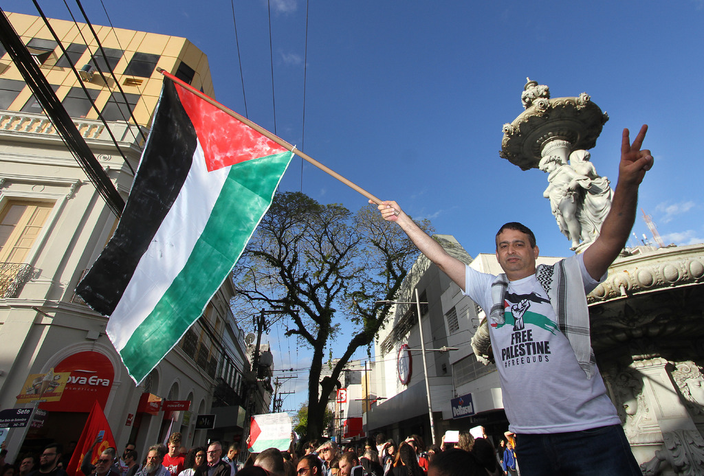 Foto: Carlos Queiroz - DP - Manifestantes pediam por liberdade à Palestina e classificam como genocídio a retaliação de Israel à Faixa de Gaza