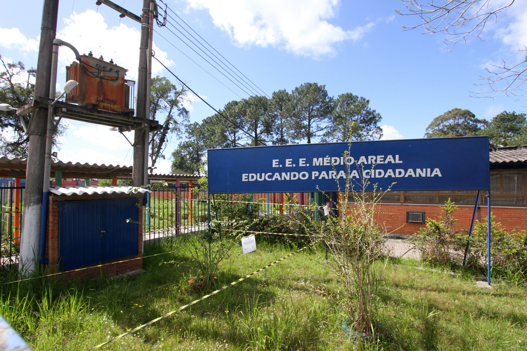 Foto: Jô Folha - DP - Escola está interditada por problemas elétricos