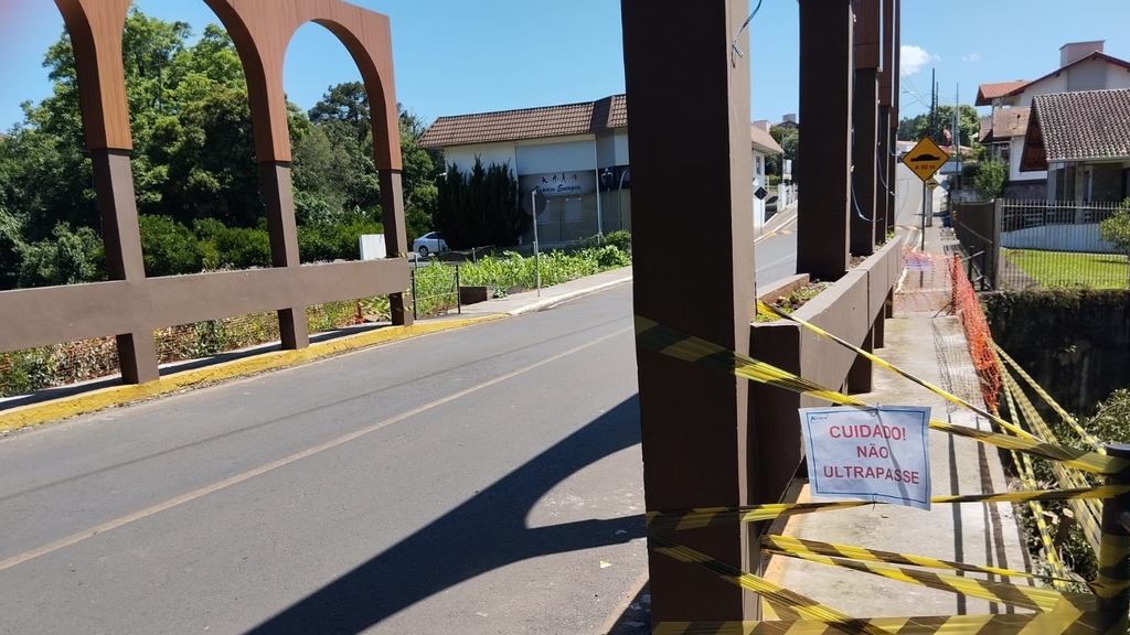 PREFEITURA ORIENTA PEDESTRES SOBRE PASSAGEM POR PONTE EM MANUTENÇÃO 
Estrutura da região central que passa por melhorias, está sem guarda-corpos.