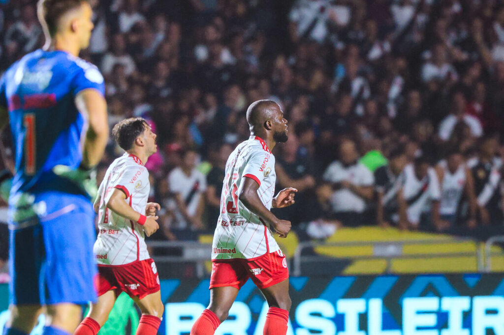 Foto: Ricardo Duarte - Inter - Mauricio e Enner Valencia marcaram os gols do triunfo vermelho, que encerra jejum de quatro meses sem ganhar como visitante pela Série A