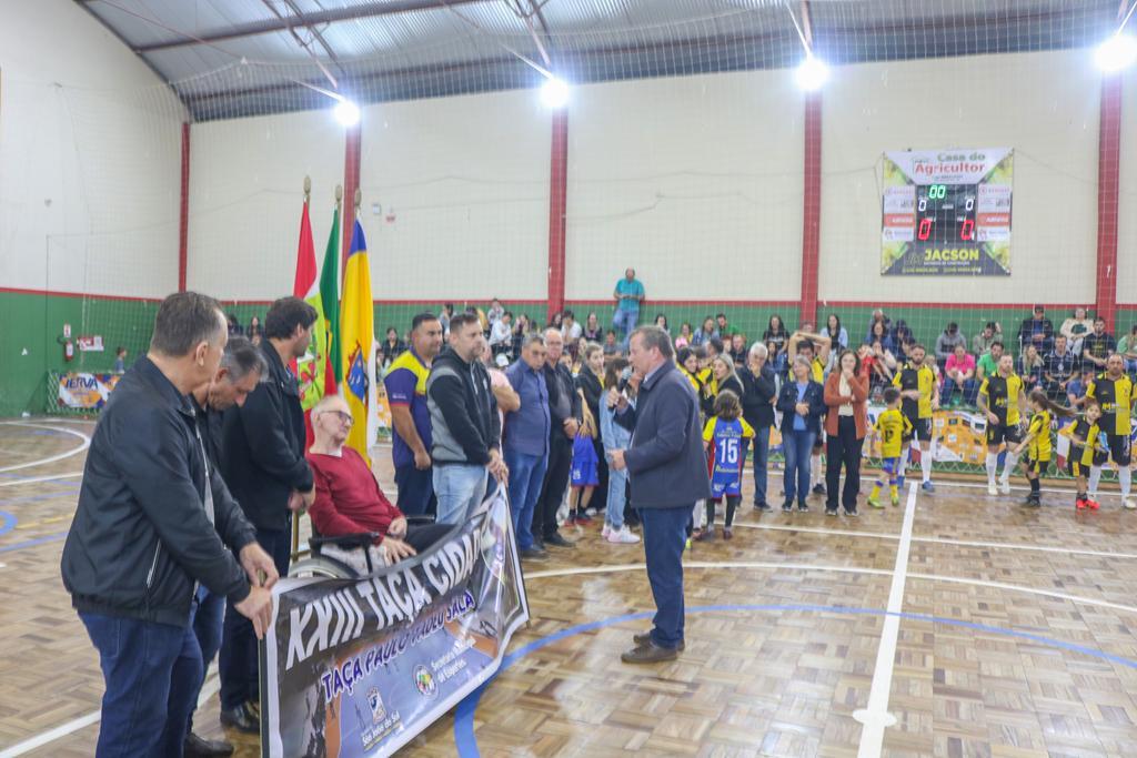 BONS JOGOS, HOMENAGEM E EMOÇÃO MARCARAM A ABERTURA DA TAÇA CIDADE PAULO TADEU SALA