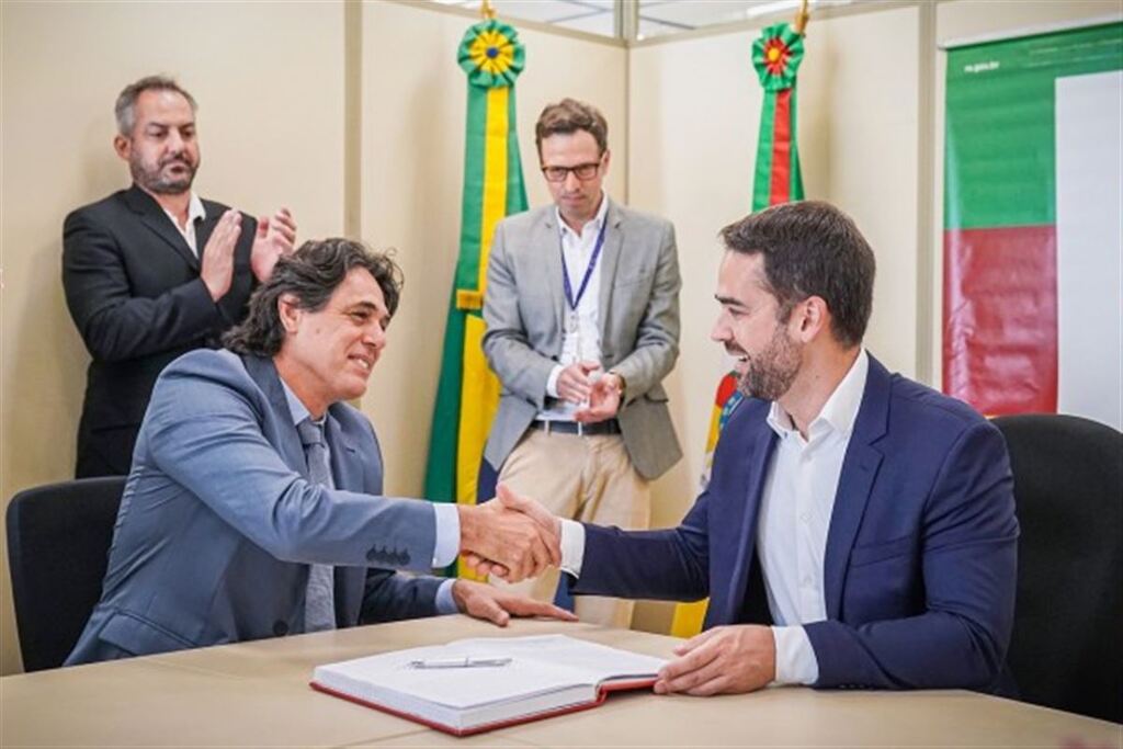 Foto: Chico Santana (Sel) - O secretário de Esporte e Lazer Danrlei de Deus (esquerda) e o governador Eduardo Leite (direita) na assinatura da lei