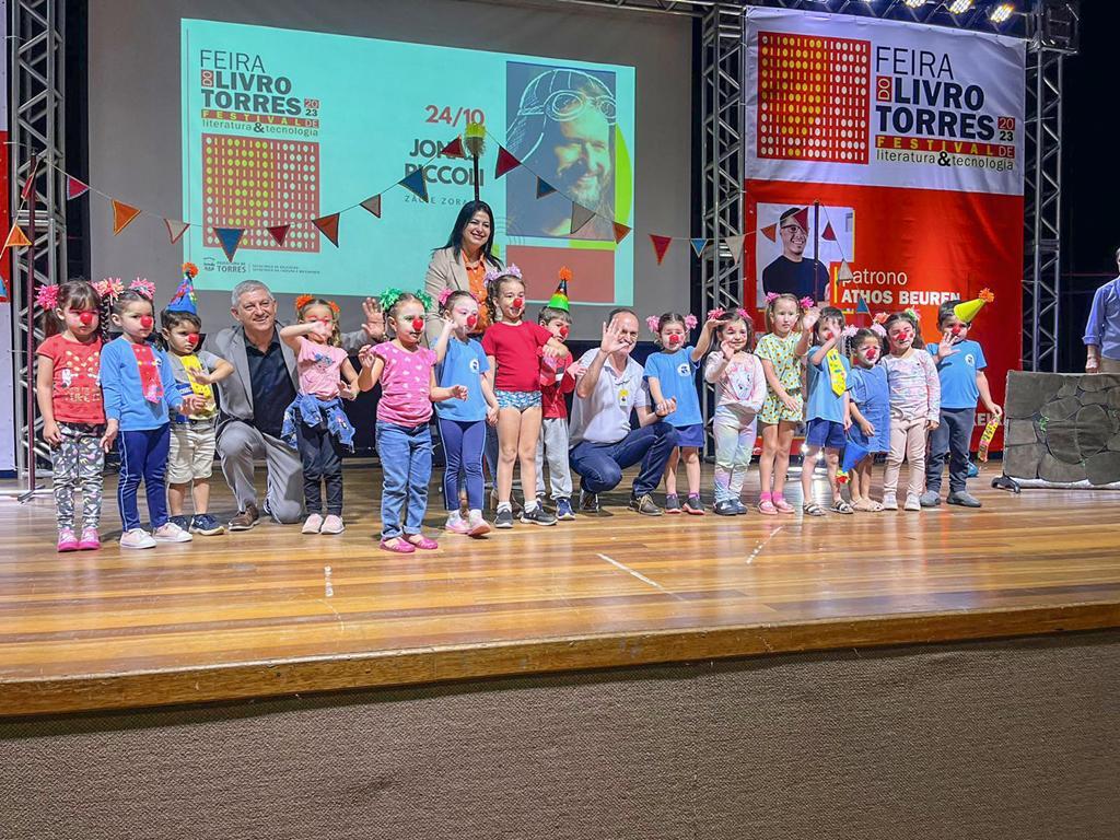 21ª FEIRA DO LIVRO DE TORRES SEGUE ATÉ SEXTA-FEIRA (27)  COM O TEMA LITERATURA E TECNOLOGIA