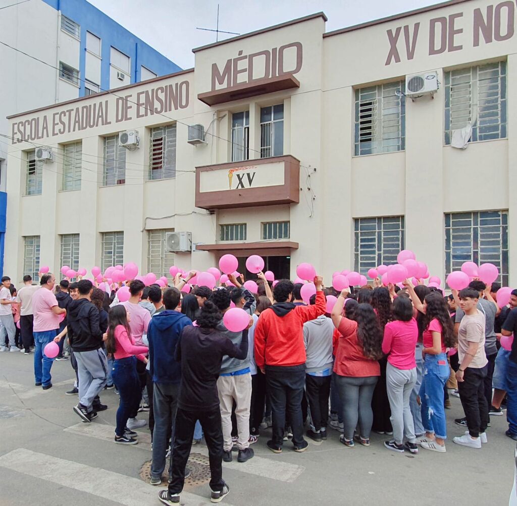 Outubro Rosa: Alunos da Escola XV realizam atividades de conscientização