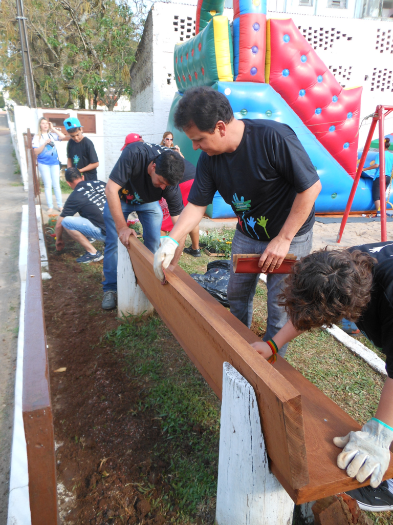 SÃO GABRIEL SANEAMENTO REÚNE COMUNIDADE E REVITALIZA PRAÇA NO DIA DO VOLUNTARIADO.