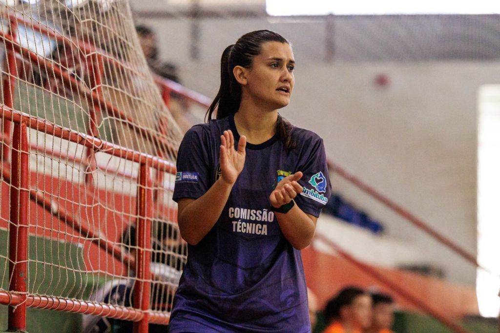 Lutando contra o preconceito, opiniões e comentários negativos; conheça a primeira treinadora mulher de futsal de Imbituba